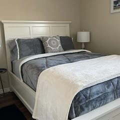 Hammer Haus III - Queen Suite  #2 - Private Bath - Close to UW