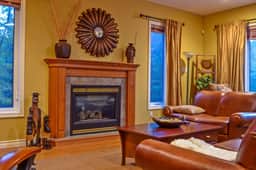 Hammer Haus - Queen -Yellow Room