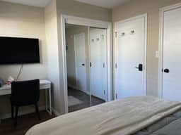Hammer Haus III - Queen Suite  #2 - Private Bath - Close to UW
