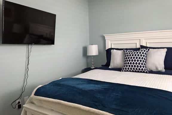 Hammer Haus II -Queen - Blue Room - Image 1