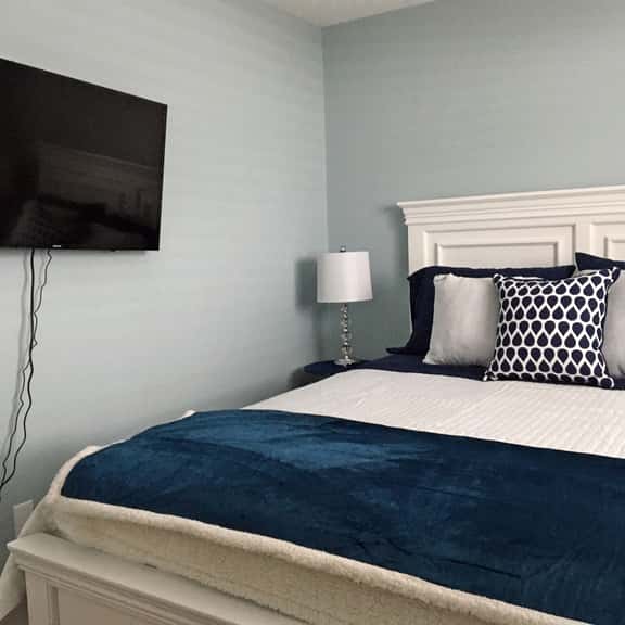 Hammer Haus II -Queen - Blue Room - Image 1