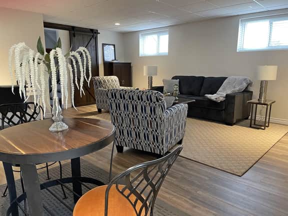 Hammer Haus II - King Suite - Private Bath - Near UW