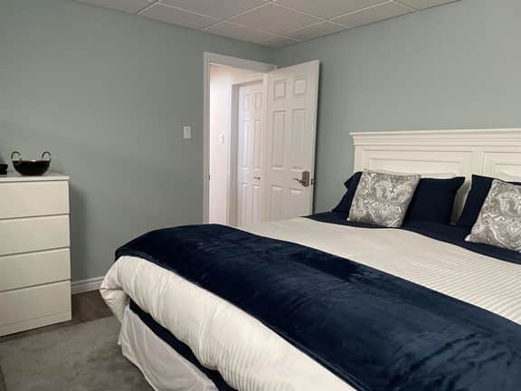 Hammer Haus II - King Suite - Private Bath - Near UW