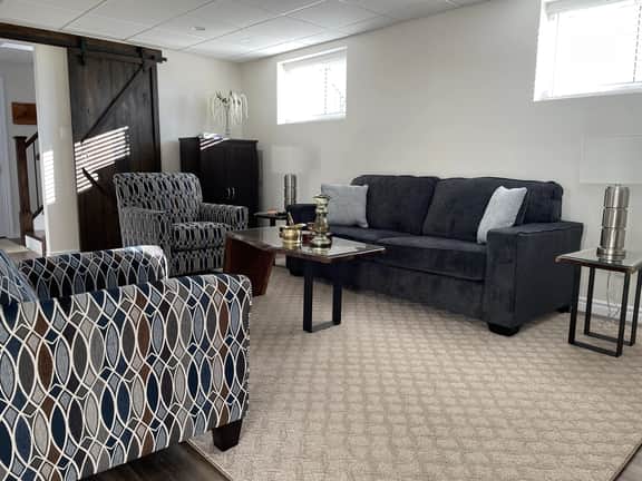 Hammer Haus II - King Suite - Private Bath - Near UW