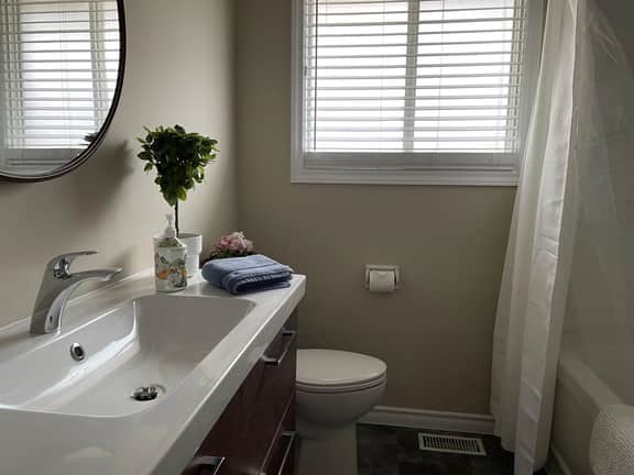 Hammer Haus III - Queen Suite  #2 - Private Bath - Close to UW
