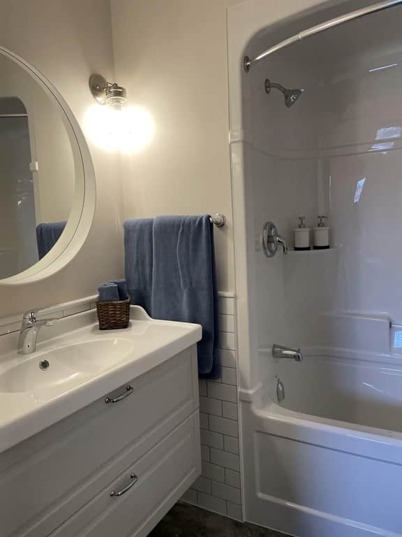 Hammer Haus III - Queen Suite #1- Private Bath - Close to UW
