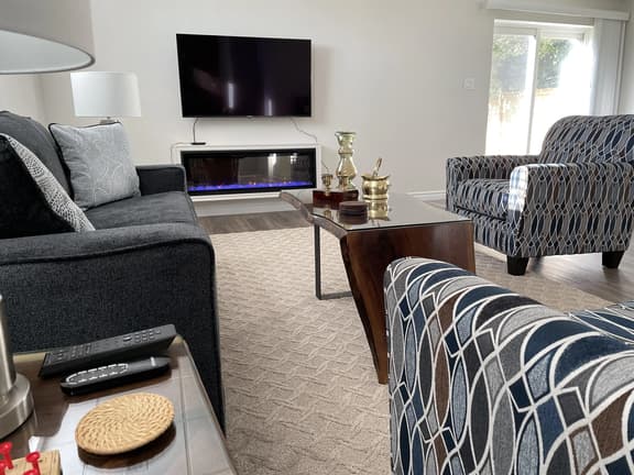 Hammer Haus II - King Suite - Private Bath - Near UW
