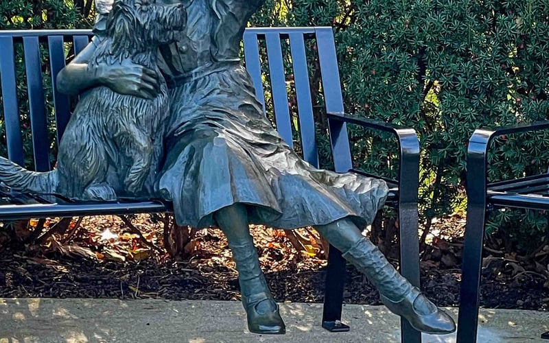 Dorothy and Toto bronze statue, Stratford