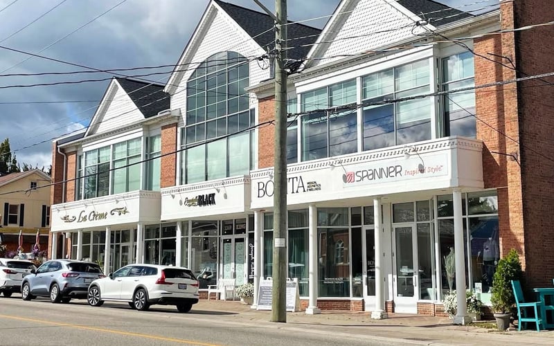 King Street shops including La Crème, Essentially Black, and Bonita