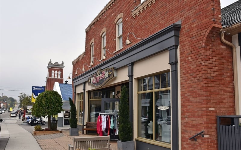 Ritter R boutique on King Street with clock tower in background