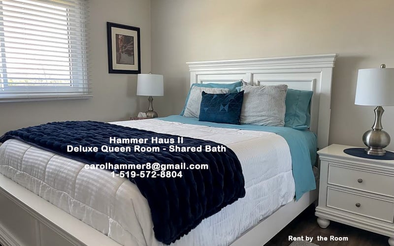 Deluxe Queen Room – Shared Bath