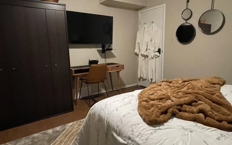 Room 4 with TV and wall mirrors